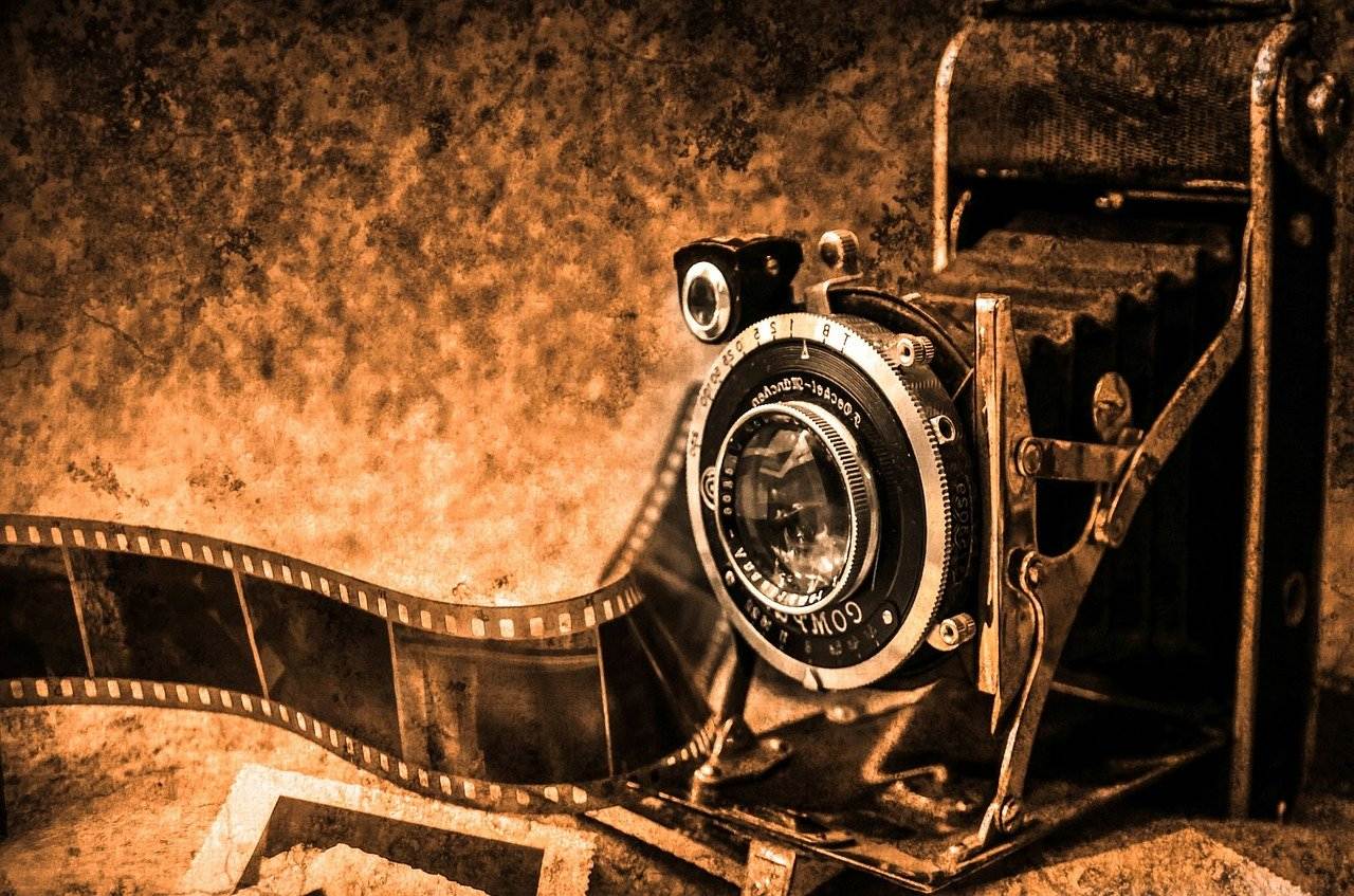 Eine alte Kamera mit Film