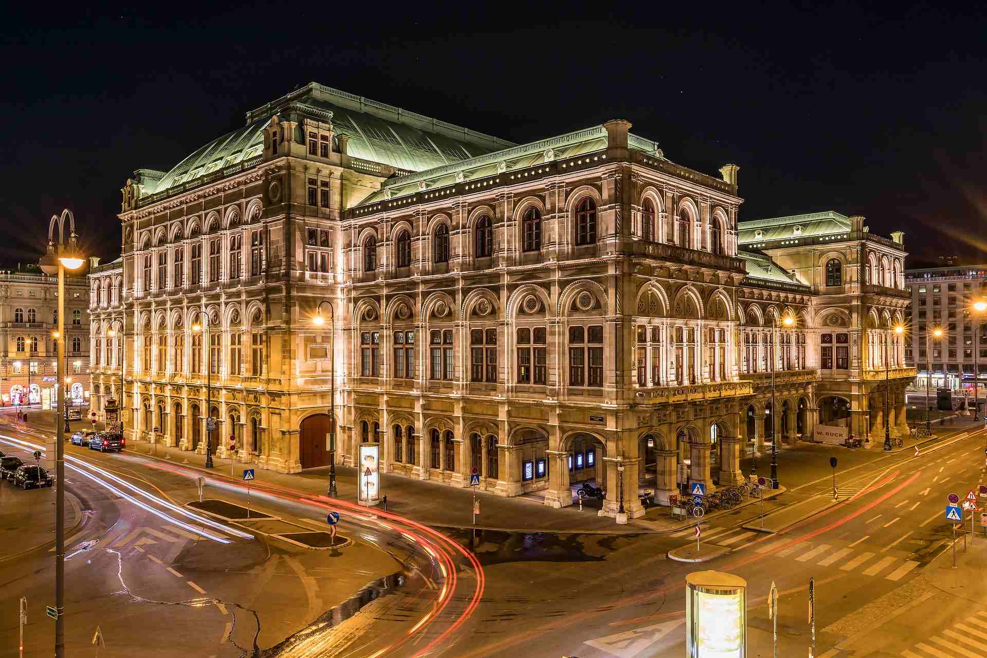 Die Wiener Staatsoper bei Nacht